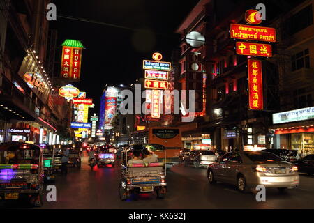 Yaowarat Road dans le quartier chinois de Bangkok, en Thaïlande, la nuit Banque D'Images