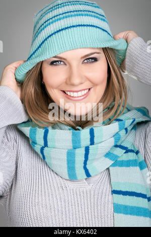 Femme souriante s'amusant avec son chapeau, hiver-concept Banque D'Images