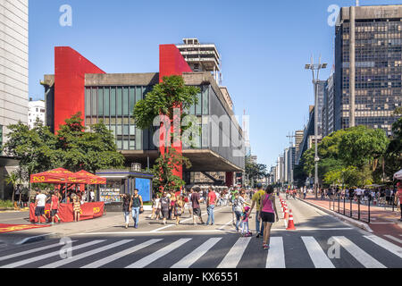 L'Avenue Paulista fermée aux voitures le dimanche et de Sao Paulo (MASP Museum of Art) - Sao Paulo, Brésil Banque D'Images