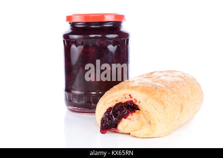 Un croissant avec confiture, isolé sur fond blanc Banque D'Images