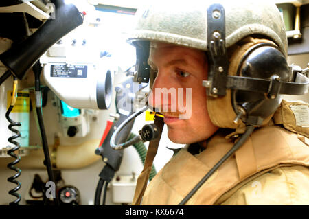 (Pfc. Ariel J. Solomon 20110524-A-JA114-453)une Marine Tank crew à partir de la 4e compagnie de l'écho tank battalion démontre le chargement d'une série pendant l'exercice Lion d'Afrique. Lion d'Afrique est un rapport annuel conjoint États-Unis-Maroc l'exercice. Banque D'Images