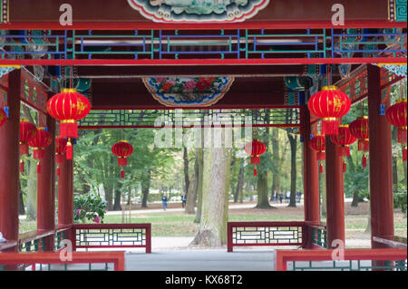 Chinois traditionnel tombe en Plein Air Parc de Varsovie Varsovie en octobre 2014 Polan Banque D'Images