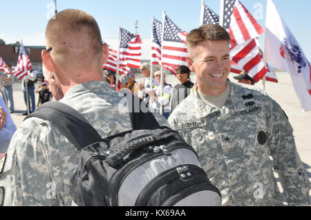 DRAPER, Utah - Environ 120 membres de la Garde nationale de l'Utah's 118th Engineer (Sapeur) Société de rentrer de leur 12 mois de déploiement en Afghanistan le dimanche 10 juillet, à 10 h 00, à la base de la Garde nationale aérienne de l'Utah à Salt Lake City. La mission de l'unité a été de fournir un soutien à l'écartement d'itinéraire les forces de la Coalition en Afghanistan. Un membre de l'unité, le Sgt. 1re classe James E. Thode, de Kirtland, N.M., est mort le 2 décembre 2010, dans le district de Sabari, Khowst Province, Afghanistan, de blessures subies lors de l'insurgés ont attaqué son unité à l'aide d'un engin explosif improvisé. Les militaires sont arrivés à partir de Banque D'Images