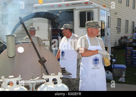 Camp Williams, UT -- le 17 septembre 2011, les gardes se sont réunies sur le champ de parade pour rendre hommage au gouverneur de l'Utah. La cérémonie affiche la famille garde préparation grâce à la discipline de percer et de cérémonie et nombres de masse. Banque D'Images