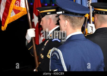 Les hôtes de la Garde nationale de l'Utah 56e Journée des anciens combattants de concert annuel SALT LAKE CITY - La Garde nationale de l'Utah a tenu son 56e concert annuel Journée des anciens combattants vendredi 11 novembre, à 19 h, à l'Université de l'Utah Jon M. Huntsman Centre. L'événement comprenait des spectacles offerts par la Garde nationale de l'Utah's 23e Army Band, dirigé par l'Adjudant-chef Denny Saunders, et un 500-voix de l'École de granit District High School Choir combiné. Le programme, intitulé "Hommage à une décennie de sacrifices" a mis en exergue les sacrifices consentis par les anciens combattants et leurs familles au cours des dix dernières années au cours des conflits actuels. Du Banque D'Images