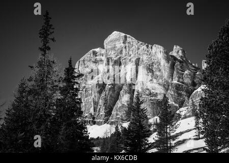 Photo noir et blanc de Tofana di Rozes sur un ciel bleu en hiver, Cortina D'Ampezzo, Italie Banque D'Images