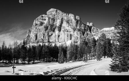 Photo noir et blanc de Tofana di Rozes sur un ciel bleu en hiver, Cortina D'Ampezzo, Italie Banque D'Images