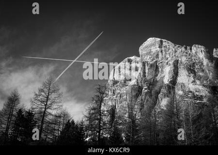 Photo noir et blanc de Tofana di Rozes sur un ciel bleu en hiver, Cortina D'Ampezzo, Italie Banque D'Images