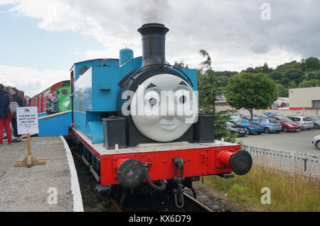 Un vrai train Thomas opérationnelles le réservoir / moteur agissant comme une attraction de touristes sur une station de Bo'ness en Écosse. Banque D'Images