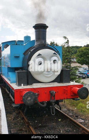 Un vrai train Thomas opérationnelles le réservoir / moteur agissant comme une attraction de touristes sur une station de Bo'ness en Écosse. Banque D'Images