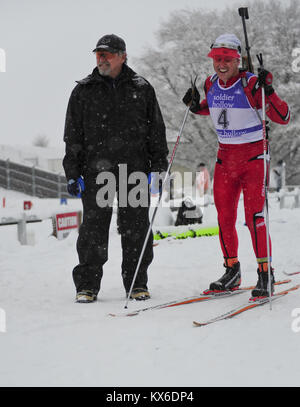 Shawn Blanke, garde national de l'Utah, participe au creux du soldat le 21 janvier 2012 à participer au biathlon Championships. L'événement sportif nécessaire chaque membre de combiner le ski et la carabine, et chaque concurrent sera en compétition pour le meilleur temps dans les 2 jours la concurrence.{U.S. Air Force Photo par un membre de la 1re classe Kyle Russell/} inédits Banque D'Images