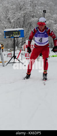 Shawn Blanke, garde national de l'Utah, participe au creux du soldat le 21 janvier 2012 à participer au biathlon Championships. L'événement sportif nécessaire chaque membre de combiner le ski et la carabine, et chaque concurrent sera en compétition pour le meilleur temps dans les 2 jours la concurrence.{U.S. Air Force Photo par un membre de la 1re classe Kyle Russell/} inédits Banque D'Images