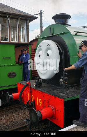 Les travailleurs des chemins de fer sur un moteur à vapeur verte dans le cadre d'un Thomas et ses amis show à Bo'ness, Ecosse Banque D'Images