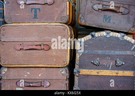 Noir et marron vintage voyage valises empilées sur un chariot de fer. Banque D'Images