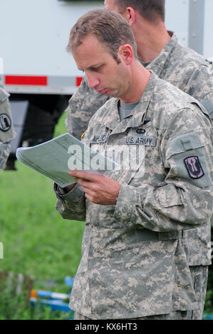 L'Adjudant-chef 2 Evan Ahlborn, un pilote d'hélicoptère Blackhawk de l'Utah avec la Garde nationale, prend des notes au cours d'une séance d'aviation sur les détails de la journée de l'aviation de missions à un helibase établi dans le champ de luzerne de Alpine, Utah, le 5 juillet 2012. Hélicoptères Blackhawk de la Garde nationale de l'Utah ont été appelées pour aider les efforts de lutte contre les incendies sur les cailles en feu Alpine peu après son évasion le 3 juillet. (U.S. Photo de l'armée par le Sgt. 1re classe Brock Jones, 128e MPAD) Banque D'Images