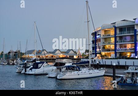 Lumière de Noël affiche sur les canaux de Mooloolaba, Sunshine Coast, Queensland, Australie Banque D'Images