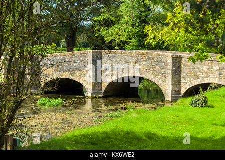 Pont sur la rivière Coln, Bibury, un village et une paroisse civile dans le Gloucestershire, en Angleterre. Banque D'Images