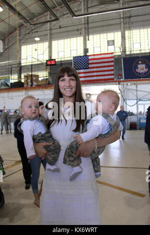 Photos par Ileen Kennedy, Z-KC166 Soldats de la garde de l'Utah's 624th Engineers en Afghanistan de retour les quelque 140 soldats de la Garde nationale de l'Utah's 624th Engineer Company, 1457e bataillon du génie, retour à l'Utah dans leurs 12 mois de déploiement en Afghanistan jeudi, 25 avril, via l'avion à la base de la Garde nationale aérienne de l'Utah à Salt Lake City. Le 624th est basé à Springville, avec des détachements dans le prix et les mares printanières. Sa mission en Afghanistan a été d'effectuer la construction verticale (structures et bâtiments) dans la zone d'opérations à l'appui de l'O Banque D'Images