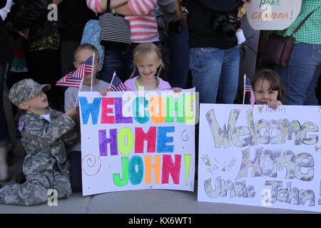 Photos par Ileen Kennedy, Z-KC166 Soldats de la garde de l'Utah's 624th Engineers en Afghanistan de retour les quelque 140 soldats de la Garde nationale de l'Utah's 624th Engineer Company, 1457e bataillon du génie, retour à l'Utah dans leurs 12 mois de déploiement en Afghanistan jeudi, 25 avril, via l'avion à la base de la Garde nationale aérienne de l'Utah à Salt Lake City. Le 624th est basé à Springville, avec des détachements dans le prix et les mares printanières. Sa mission en Afghanistan a été d'effectuer la construction verticale (structures et bâtiments) dans la zone d'opérations à l'appui de l'O Banque D'Images