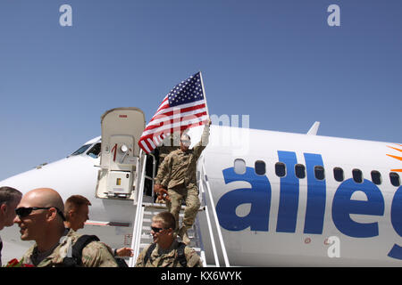 Photos par Ileen Kennedy, Z-KC166 Soldats de la garde de l'Utah's 624th Engineers en Afghanistan de retour les quelque 140 soldats de la Garde nationale de l'Utah's 624th Engineer Company, 1457e bataillon du génie, retour à l'Utah dans leurs 12 mois de déploiement en Afghanistan jeudi, 25 avril, via l'avion à la base de la Garde nationale aérienne de l'Utah à Salt Lake City. Le 624th est basé à Springville, avec des détachements dans le prix et les mares printanières. Sa mission en Afghanistan a été d'effectuer la construction verticale (structures et bâtiments) dans la zone d'opérations à l'appui de l'O Banque D'Images