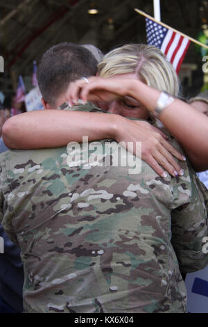 Photos par Ileen Kennedy, Z-KC166. . Des soldats de la garde de l'Utah's 624th Engineers Retour de l'Afghanistan. . Les quelque 140 soldats de la Garde nationale de l'Utah's 624th Engineer Company, 1457e bataillon du génie, retour à l'Utah dans leurs 12 mois de déploiement en Afghanistan jeudi, 25 avril, via l'avion à la base de la Garde nationale aérienne de l'Utah à Salt Lake City.. . Le 624th est basé à Springville, avec des détachements dans le prix et les mares printanières. Sa mission en Afghanistan a été d'effectuer la construction verticale (structures et bâtiments) dans la zone d'opérations dans suppor Banque D'Images