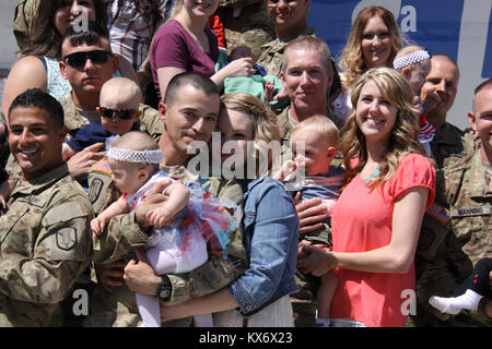 Photos par Ileen Kennedy, Z-KC166 Soldats de la garde de l'Utah's 624th Engineers en Afghanistan de retour les quelque 140 soldats de la Garde nationale de l'Utah's 624th Engineer Company, 1457e bataillon du génie, retour à l'Utah dans leurs 12 mois de déploiement en Afghanistan jeudi, 25 avril, via l'avion à la base de la Garde nationale aérienne de l'Utah à Salt Lake City. Le 624th est basé à Springville, avec des détachements dans le prix et les mares printanières. Sa mission en Afghanistan a été d'effectuer la construction verticale (structures et bâtiments) dans la zone d'opérations à l'appui de l'O Banque D'Images