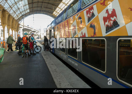 Monaco, Monte Carlo, People Boarding train de la plate-forme sncf, touristes Banque D'Images