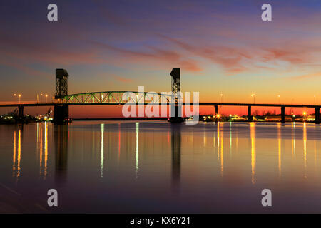 Cape Fear Memorial Bridge au coucher du soleil, Wilmington, Caroline du Nord. Banque D'Images
