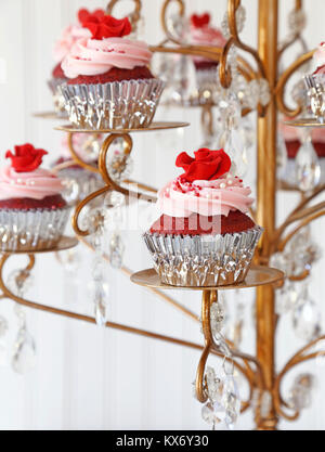 Cupcakes. Red Velvet cupcakes affichée sur un lustre Banque D'Images