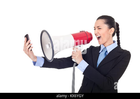 Businesswoman yelling sur téléphone portable via mégaphone sur fond blanc Banque D'Images