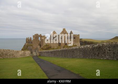 L'entrée de ruines de château de Dunluce sur le Comté d'Antrim Coast. Le Château de Dunluce est un château à visiter en Irlande du Nord. Banque D'Images