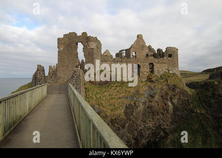 L'entrée de ruines de château de Dunluce sur le Comté d'Antrim Coast. Le Château de Dunluce est un château à visiter en Irlande du Nord. Banque D'Images