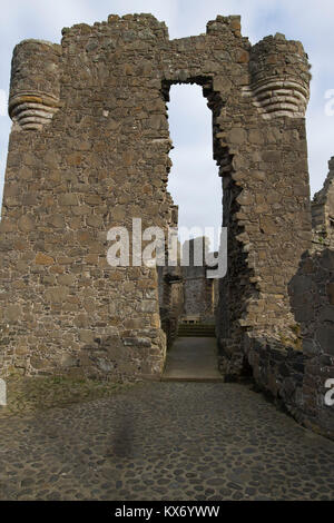 Murs intérieurs et l'intérieur du château de Dunluce, un château médiéval sur la côte de Causeway, une attraction touristique populaire dans le comté d'Antrim, en Irlande du Nord. Banque D'Images