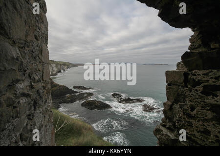 Vue du château en Irlande du Nord - à la côte le long de la Chaussée des ruines de château de Dunluce, comté d'Antrim, en Irlande du Nord. Banque D'Images