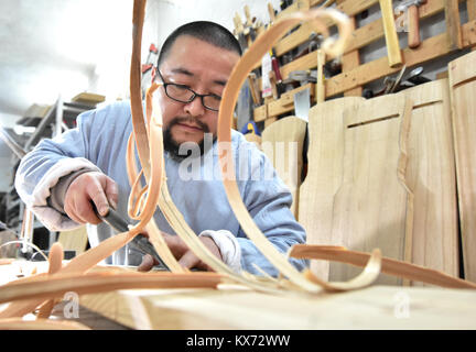 (180108) -- ZUNYI, Janvier 8, 2018 (Xinhua) -- Wang Bing travaille sur de guqin Zunyi, au sud-ouest de la province du Guizhou, en Chine, le 7 janvier 2018. Le Guqin chinois, ou cithare chinoise, a une histoire de plus de 3 000 ans et c'est un représentant de la musique chinoise de la tradition. Wang Bing, l'apprentissage de la compétence de guqin à partir de 10 ans, a fait de guqin depuis plus de 30 ans. Il faut plus de 100 procédures de façon parfaite, Guqin selon Wang, l'héritier de prendre des décisions en Guqin Zunyi Ville. Le Guqin faites par Wang est aimé par les fans à la maison et à l'étranger. Guqin et sa musique a été inscrit sur la représen Banque D'Images