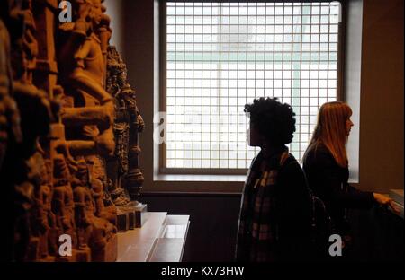 San Francisco, USA. Jan 7, 2018. Les gens visiter le Musée des Arts Asiatiques sur gratuitement dimanche à San Francisco, aux États-Unis, le 7 janvier 2018. Credit : Wu Xiaoling/Xinhua/Alamy Live News Banque D'Images