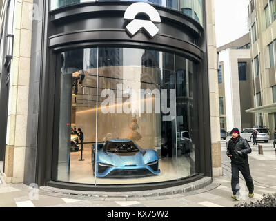 Shanghai, Shanghai, Chine. 8 janvier, 2018. .Le Nio supercar électrique EP9 peut être vu à un centre commercial à Shanghai, le 8 janvier 2018. Crédit : SIPA Asie/ZUMA/Alamy Fil Live News Banque D'Images