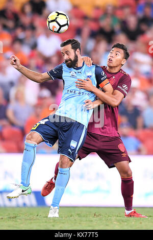 Brisbane, Queensland, Australie. 8 janvier, 2018. Alex Brosque de Sydney (14, à gauche) et Dane Ingham du RAAR (2) en compétition pour le ballon pendant le tour de quinze Hyundai A-League match entre le Brisbane Roar FC Sydney et à stade Suncorp le lundi, Janvier 8, 2018 à Brisbane, Australie. Credit : Albert Perez/ZUMA/Alamy Fil Live News Banque D'Images