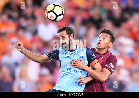 Brisbane, Queensland, Australie. 8 janvier, 2018. Alex Brosque de Sydney (14, à gauche) et Dane Ingham du RAAR (2) en compétition pour le ballon pendant le tour de quinze Hyundai A-League match entre le Brisbane Roar FC Sydney et à stade Suncorp le lundi, Janvier 8, 2018 à Brisbane, Australie. Credit : Albert Perez/ZUMA/Alamy Fil Live News Banque D'Images