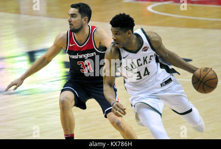 Washington, United States. 06 Jan, 2018. Tomas Satoransky des Washington Wizards (à gauche) et Janis Adetokunbo de Milwaukee Bucks en action pendant le match NBA Washington Wizards vs. Milwaukee Bucks à Washington, USA, le 7 janvier 2018. Crédit : David Svab/CTK Photo/Alamy Live News Banque D'Images