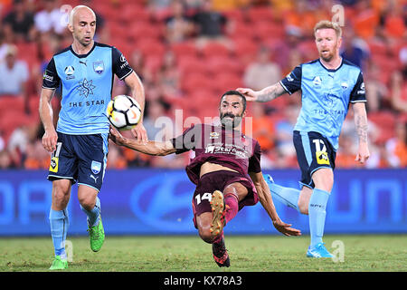 Brisbane, Queensland, Australie. 8 janvier, 2018. Fahid Ben Khalfallah du RAAR (14, Centre) de la balle pendant le tour de quinze Hyundai A-League match entre le Brisbane Roar FC Sydney et à stade Suncorp le lundi, Janvier 8, 2018 à Brisbane, Australie. Credit : Albert Perez/ZUMA/Alamy Fil Live News Banque D'Images