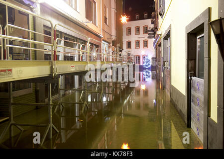 Le centre-ville de Cochem est inondé par la Moselle, tôt le matin, l'Allemagne, 08 janvier 2018. La diminution des niveaux d'eau sont attendus plus tard aujourd'hui. Photo : Thomas Frey/dpa Banque D'Images