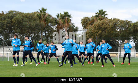 Rota, Spanien. 05Th Jan, 2018. Die Mannschaft, withte Aufwaermen haus : Daniel Gordon (KSC). GES/ Fussball/ 3. Liga : Karlsruher SC - Trainingslager, Rota/ Spanien, 08.01.2018 --/ Football Soccer 3e Division : Karlsruher SC/Trainingscamp Wintercamp en Rota /Costa Playaballena/Espagne, janvier 2018 -- dans le monde d'utilisation |Crédit : afp/Alamy Live News Banque D'Images