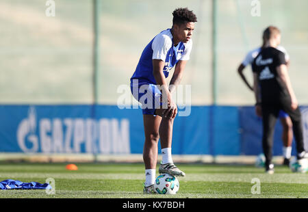 Weston du Schalke McKennie en action pendant une session de formation au camp d'entraînement hivernal de l'équipe de football Bundesliga FC Schalke 04 à Benidorm, Espagne, 05 janvier 2018. Photo : Tim Rehbein/dpa Banque D'Images