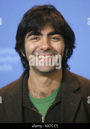 (Dossier) - Directeur germano-turc Fatih Akin sourit lors d'une séance photo au Festival International du Film de Berlin à Berlin, 12 février 2007. Films allemands sera bien représenté au prochain Festival International du Film de Cannes 2007. Il a été annoncé aujourd'hui, le 19 avril 2007, qu'Akin seront en compétition pour la "Palme d'or" avec son drame "Auf der anderen Seite". Photo : Wolfgang Kumm | conditions dans le monde entier Banque D'Images