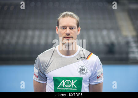 Stuttgart, Allemagne. 4 janvier, 2018. Reichmann Tobias, joueur de l'équipe nationale allemande de handball, se penche sur l'appareil photo au cours d'une conférence de presse de l'équipe de Stuttgart, Allemagne, le 4 janvier 2018. Crédit : Sébastien Gollnow/dpa/Alamy Live News Banque D'Images