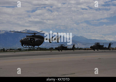 La Garde nationale de l'Utah. La Garde nationale de l'Armée de l'Utah a reçu deux nouveaux Lakota UH-72 hélicoptères utilitaires légers. Les pilotes et l'équipage maintinance a passé deux semaines à Huntsville Alabama apprendre les bases de fonctionnement du système d'imagerie flir sur le nez de l'appareil. L'équipage est retourné à la maison avec les nouveaux hélicoptères 29 Juillet. Cw5 Kerry Stauffer CW3 Evan Ahlborn Sgt. Mathew Delgado Sgt. Justin Peterson le s.. David Sedgwick CW2 CW4 Hoagland Jeremy Scott Upton Banque D'Images