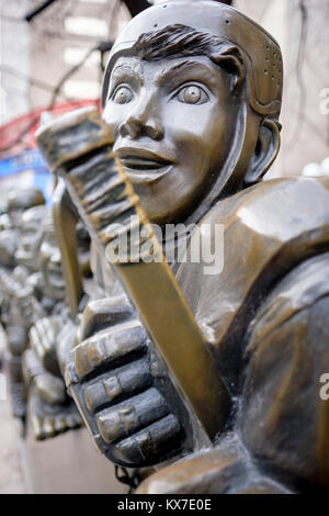 Close-up de notre jeu, sculpture en bronze de l'artiste canadien Edie Parker, avant de Toronto Hockey Hall of Fame Museum, le centre-ville de Toronto, Ontario, Canada Banque D'Images