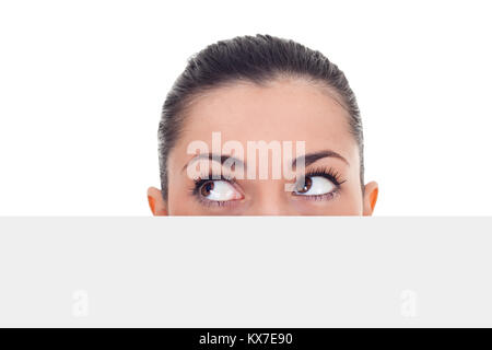 Femme peeking blank billboard plus cachés et à côté, en isolé sur fond blanc Banque D'Images