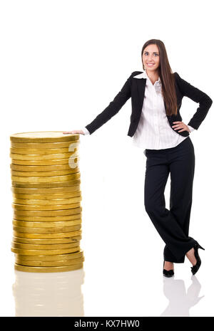 Business Woman standing avec pièces Pile, isolé sur fond blanc Banque D'Images